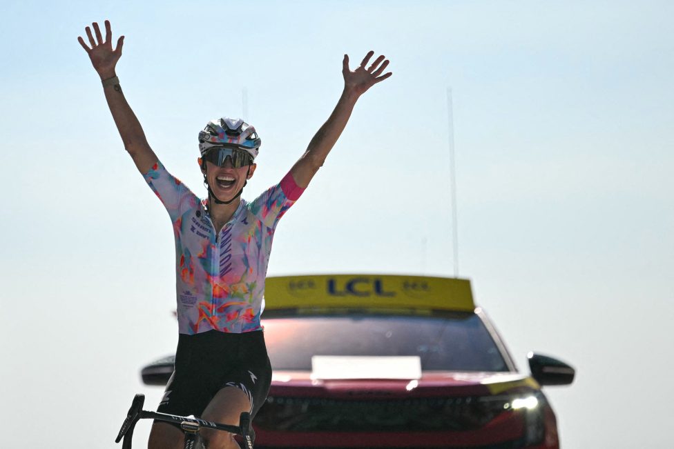 Kasia Niewiadoma gewinnt die Königsetappe und jubelt
