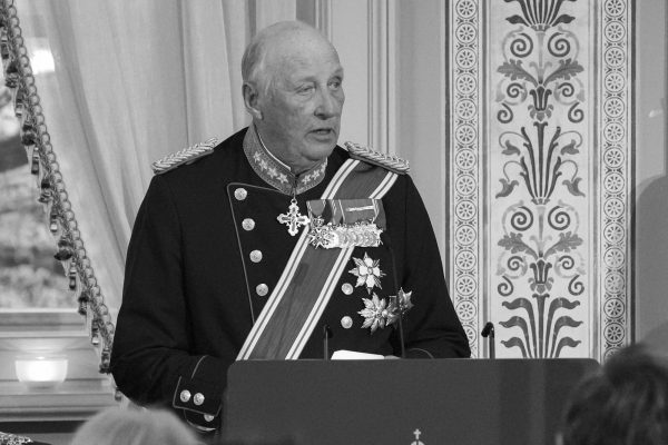Norwegens König Harald hält während des Staatsbesuchs der isländischen Präsidentin eine Rede beim Galadinner im Schloss in Oslo.