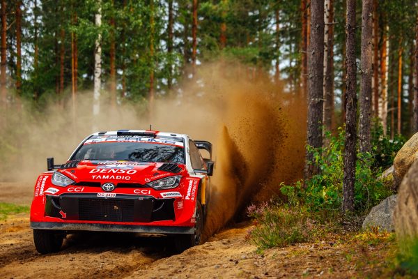 Der Toyota von Sébastien Ogier/Julien Ingrassia zwischen Bäumen im Wald