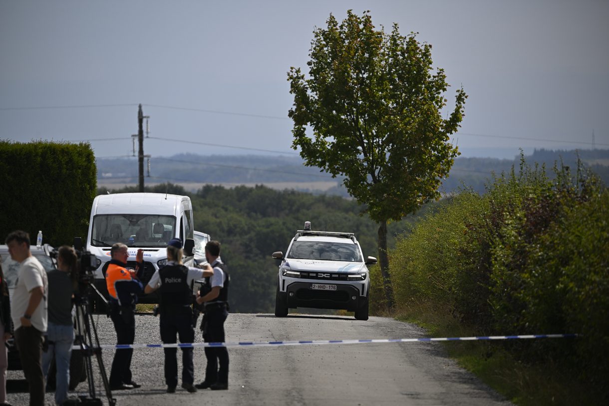 Einsatzkräfte bei den Fundorten der Leichen