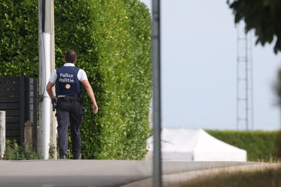 Polizeieinsatz: Polizist und Zelt zum Abschirmen eines Tatorts in Onhaye