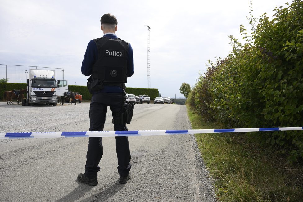 Polizist in der Nähe des Fundorts der Kinderleiche
