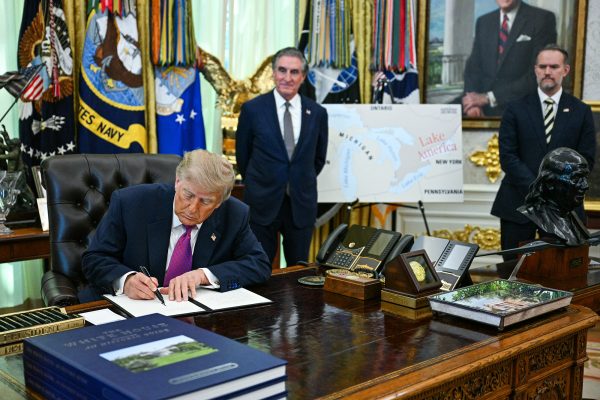 US-Präsident Donald Trump unterzeichnet am im Oval Office des Weißen Hauses die Verordnung