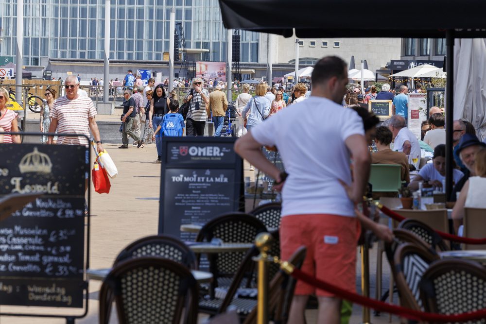 Zahlreiche Touristen in der Straße und auf der Caféterasse
