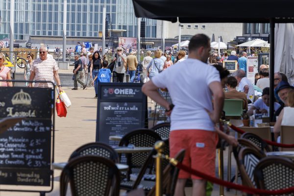 Zahlreiche Touristen in der Straße und auf der Caféterasse