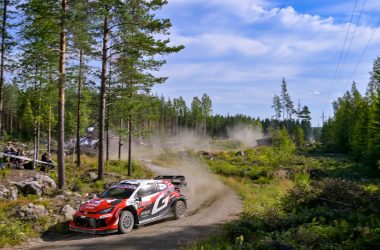Der Toyota von Sami Pajari/Marko Salminen bei der Rallye Finnland auf einem Waldweg