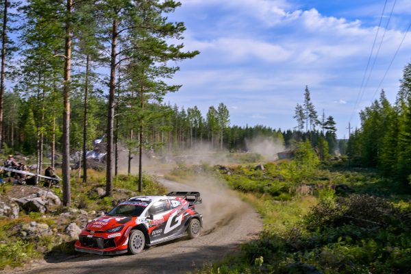 Der Toyota von Sami Pajari/Marko Salminen bei der Rallye Finnland auf einem Waldweg