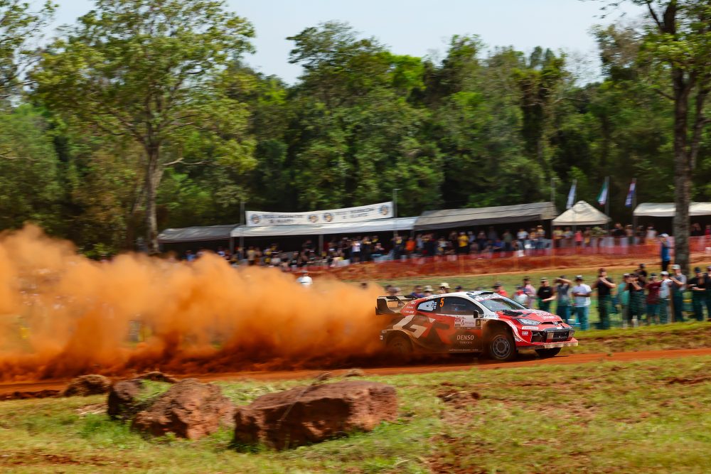 Der Toyota von Sami Pajari/Marko Salminen bei der Rallye Paraguay mit einer roten Staubfahne