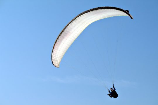 Gleitschirmflieger am Himmel