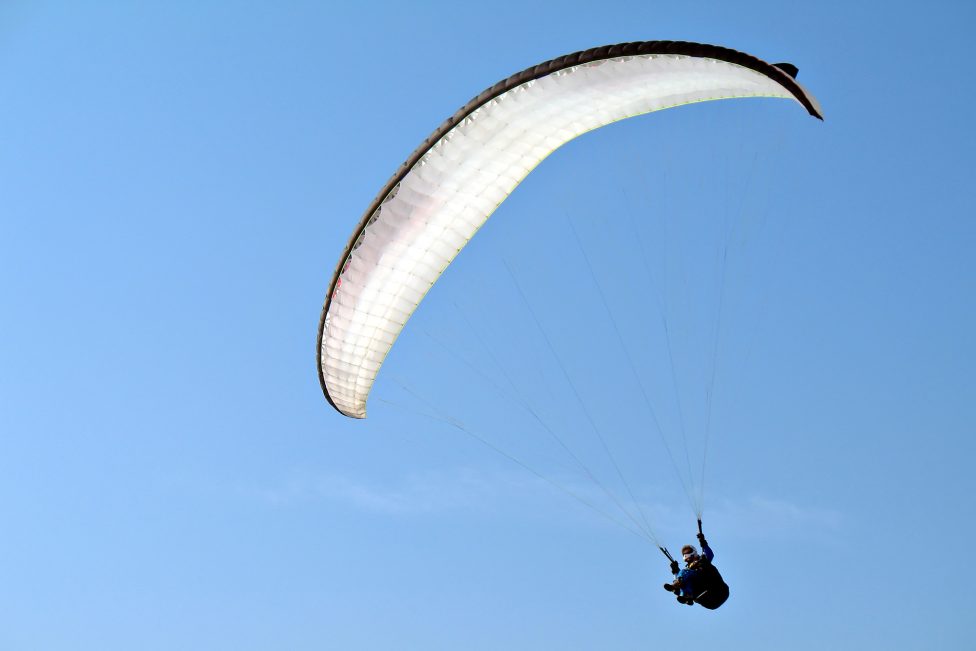 Gleitschirmflieger am Himmel