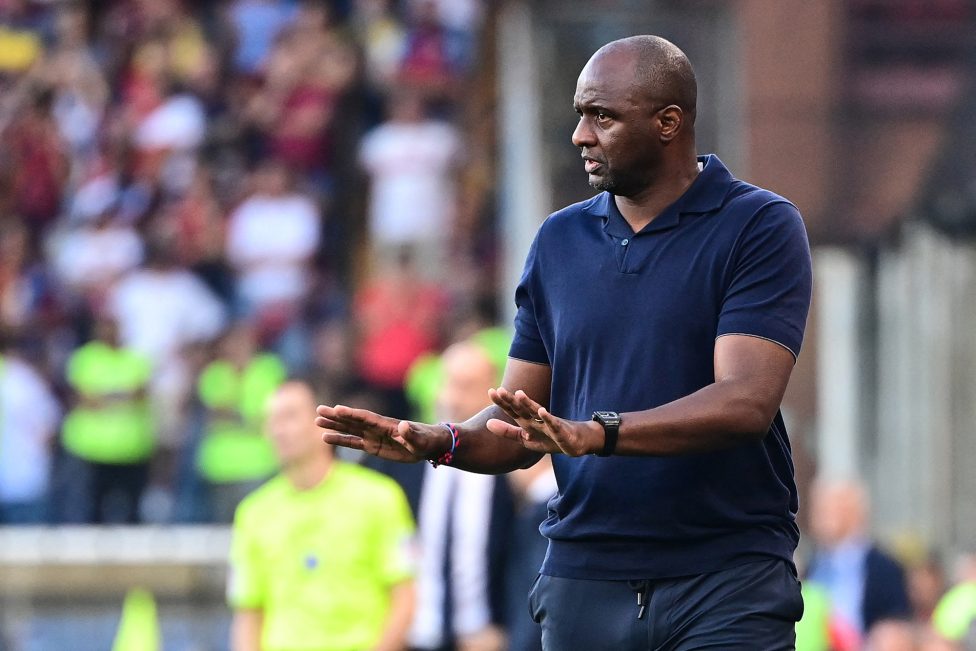 Patrick Vieira gestikuliert am Spielfeldrand