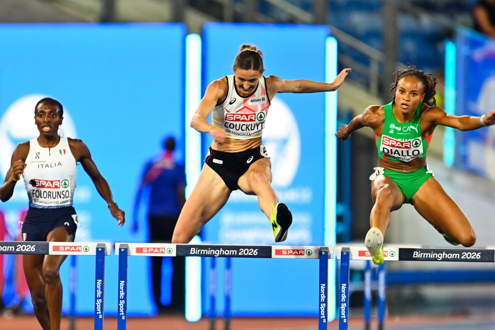 Paulien Couckuyt läuft springend über eine Hürde