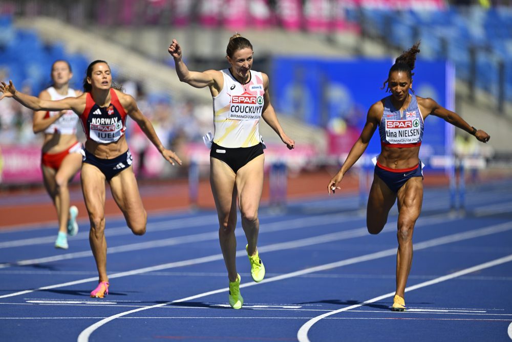 Paulien Couckuyt während eines Rennens bei der Leichtathletik-EM in Birmingham, sie hält jubelnd einen Arm in die Höhe