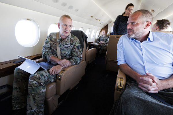 General Harold Van Pee und Verteidigungsminister Theo Francken beim Flug nach Island
