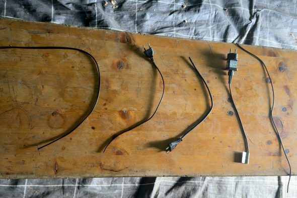 Durchgeschnittene Stromkabel liegen nebeneinander auf einem Tisch