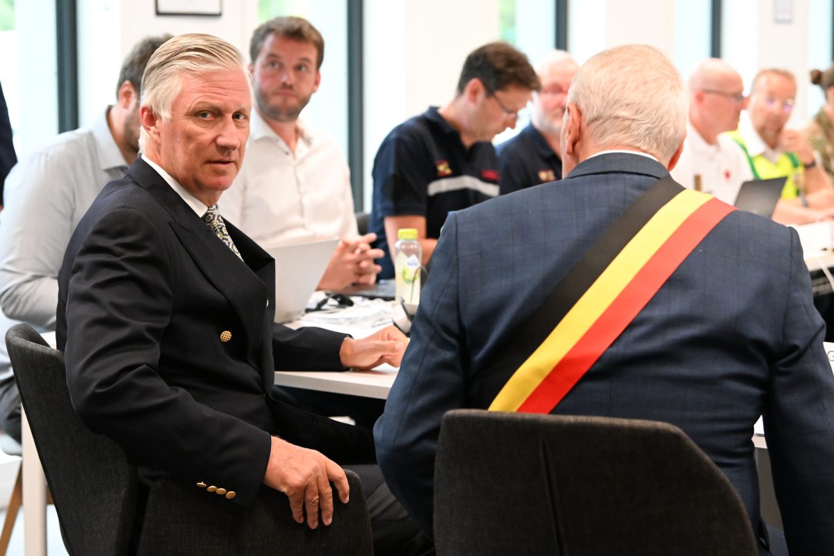 König Philippe bei seinem Besuch des Krisenzentrums in Vottem