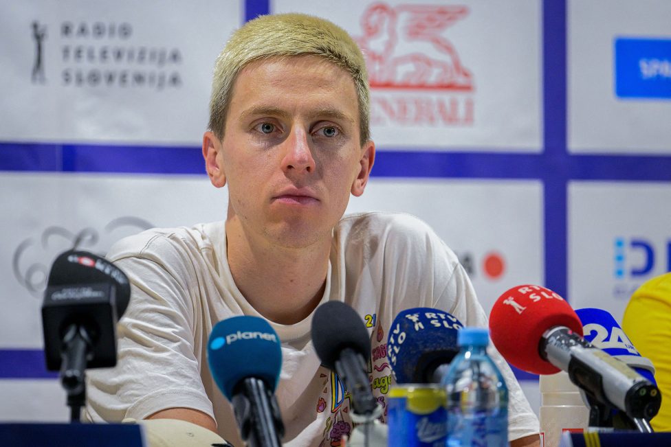 Tadej Pogacar bei einer Pressekonferenz in Slowenien