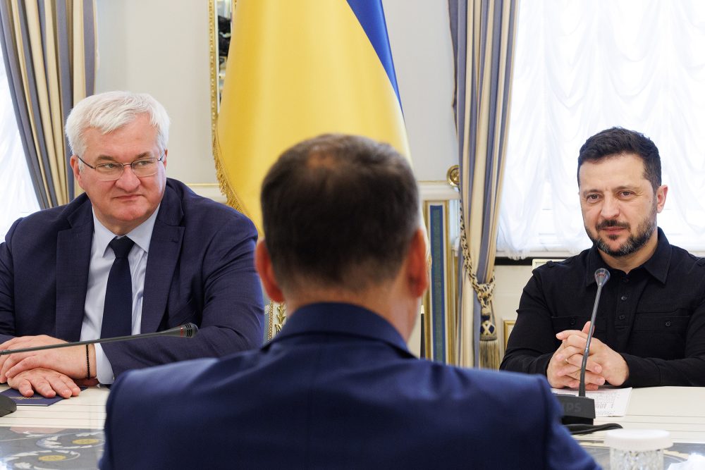 Der ukrainische Außenminister Sybiha, der ukrainische Präsident Selenskyj und Außenminister Maxime Prévot sitzen gemeinsam an einem Tisch
