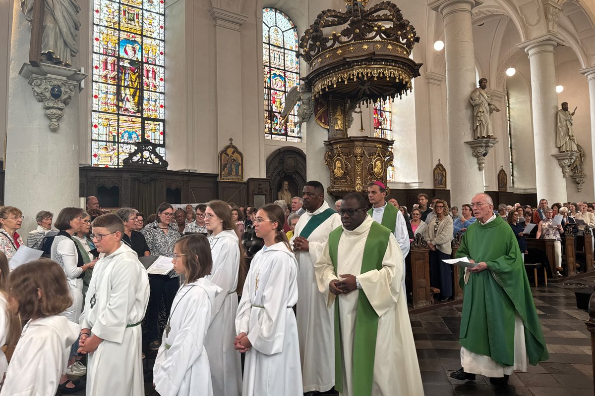Dechant Schmitz zieht gemeinsam mit den Ko-Zelebranten in die Kirche ein