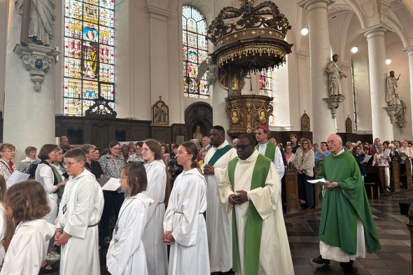 Dechant Schmitz zieht gemeinsam mit den Ko-Zelebranten in die Kirche ein