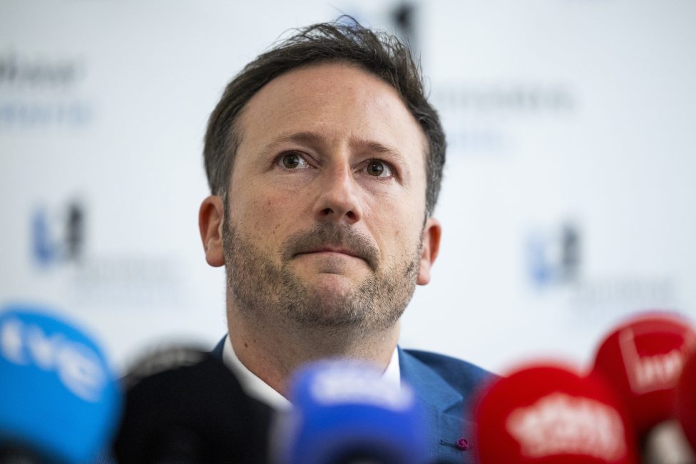 Prokurator Julien Moinil vor den Mikrofonen der Presse
