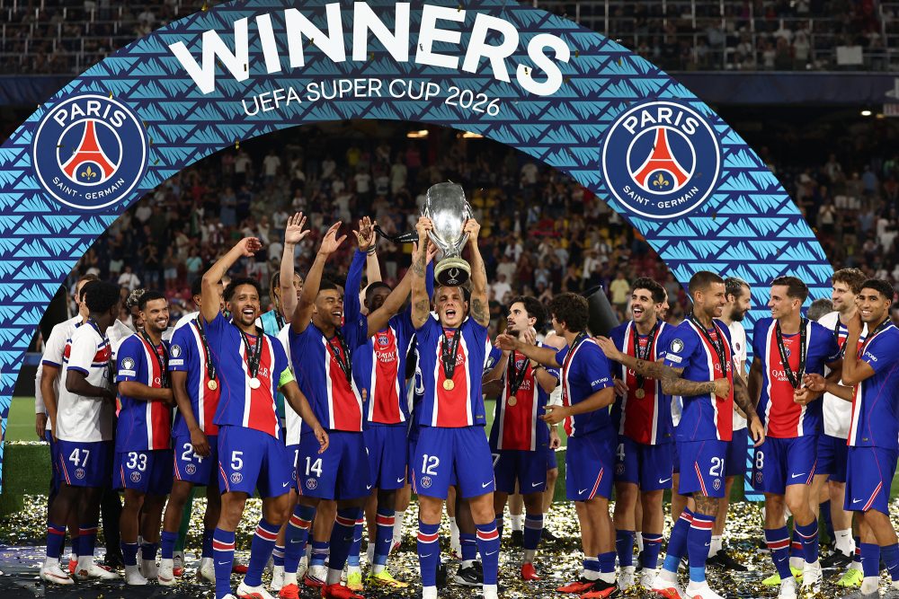 Die PSG-Spieler jubeln mit dem Pokal in den Händen
