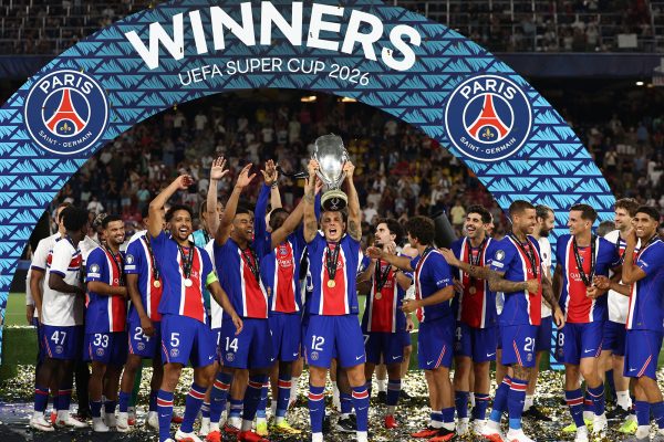 Die PSG-Spieler jubeln mit dem Pokal in den Händen