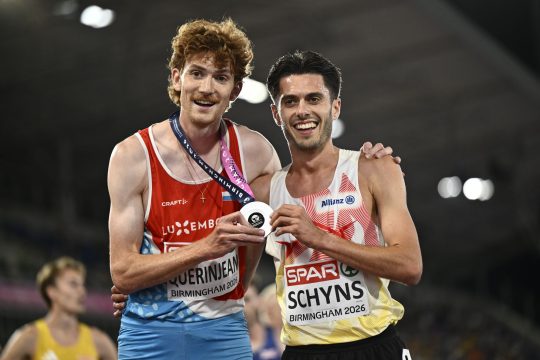 Rémi Schyns freut sich mit Ruben Querinjean über dessen Silbermedaille