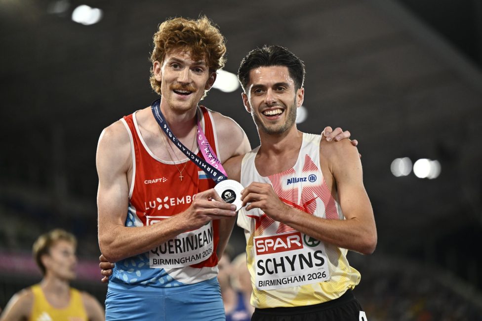 Rémi Schyns freut sich mit Ruben Querinjean über dessen Silbermedaille