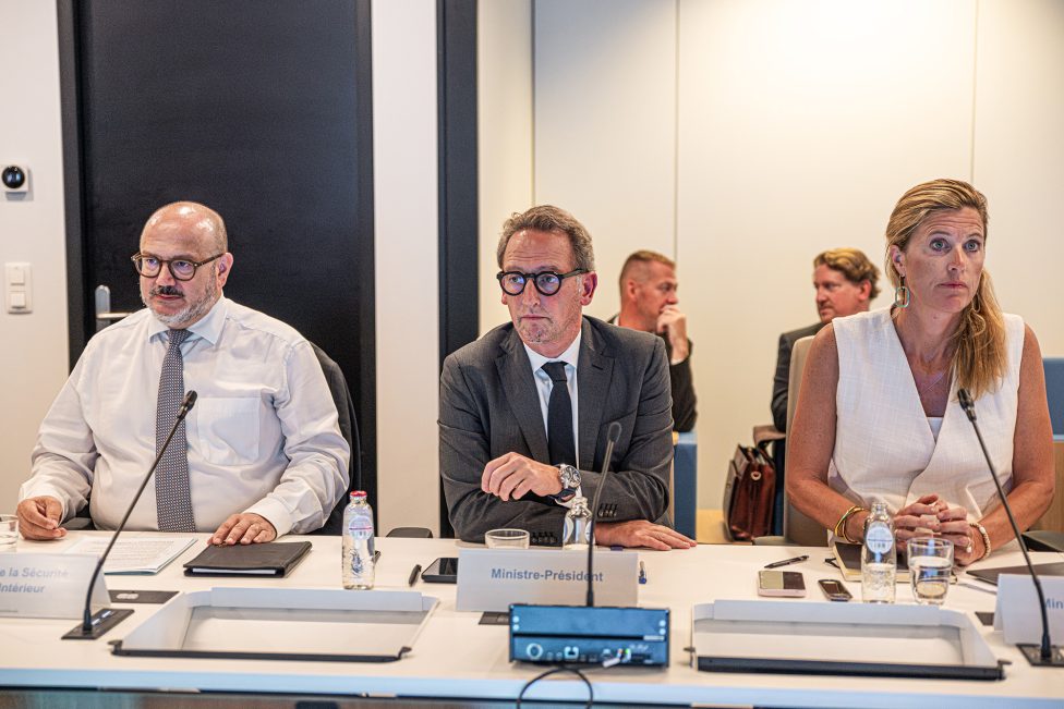 Innenminister Quintin, der Brüsseler Ministerpräsident Dilliès und Justizministerin Verlinden bei der Sitzung des regionalen Sicherheitsrates