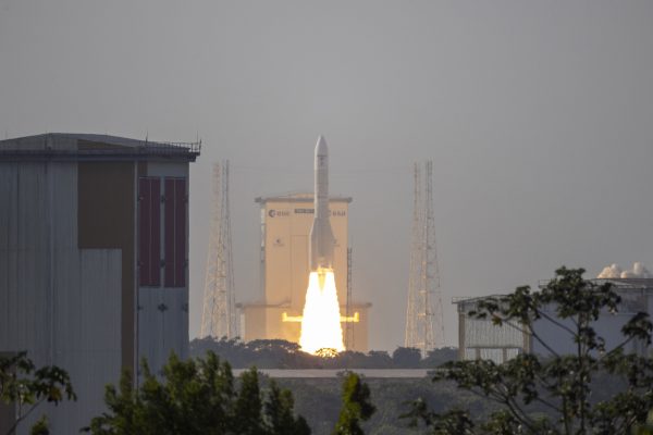 Start der Rakete vom Weltraumbahnhof in Kourou im französischen Überseegebiet Guyana