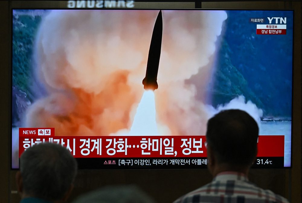 Menschen schauen südkoreanische Fernsehnachrichten über nordkoreanische Rakentests