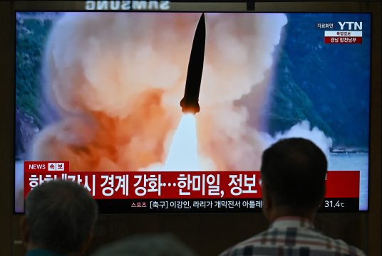 Menschen schauen südkoreanische Fernsehnachrichten über nordkoreanische Rakentests