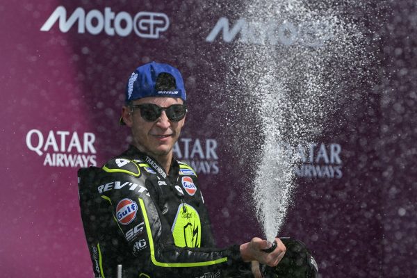Raúl Fernández lässt auf dem Podium die Korken knallen