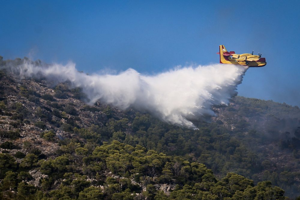 Ein Löschflugzeug über Salamis
