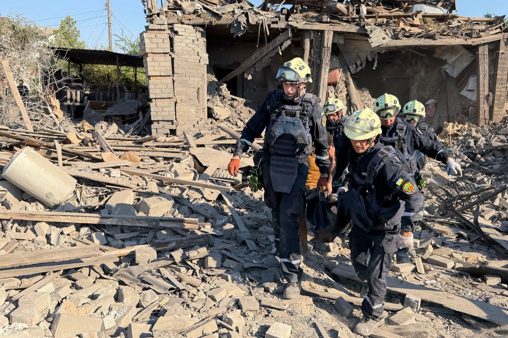 Rettungsarbeiten in Saporischschja nach erneuten russischen Angriffen (Bild vom 2. August)