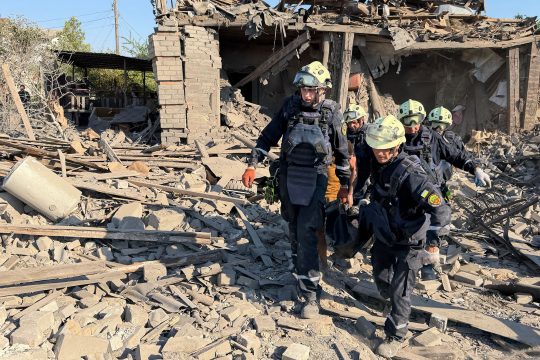 Rettungsarbeiten in Saporischschja nach erneuten russischen Angriffen (Bild vom 2. August)