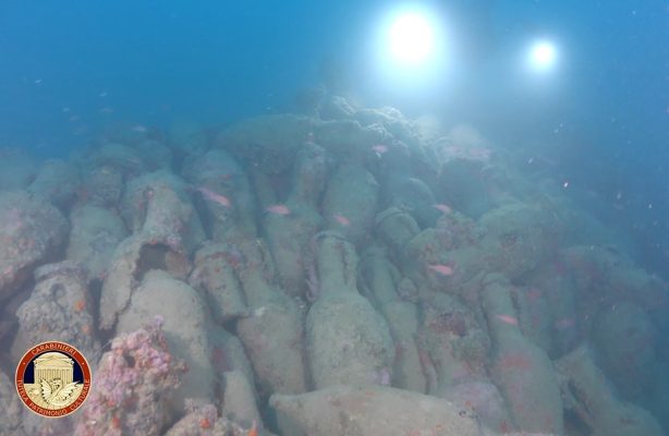 Unterwasseraufnahme von dem Schiffswrack vor der Küste von Sizilien