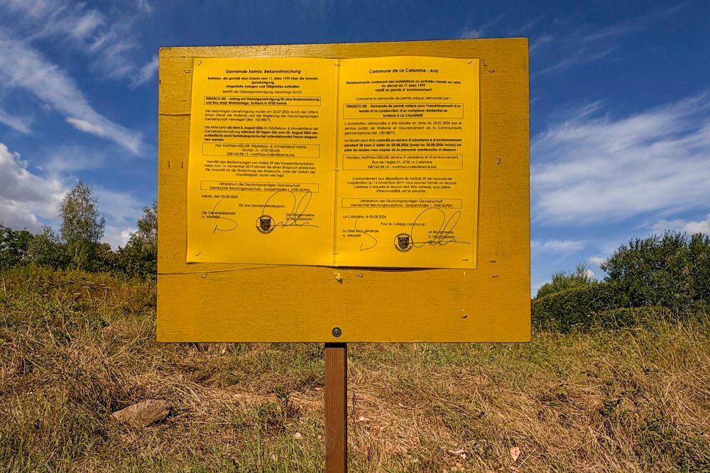 Das Schild mit der Bekanntmachung am Schlack
