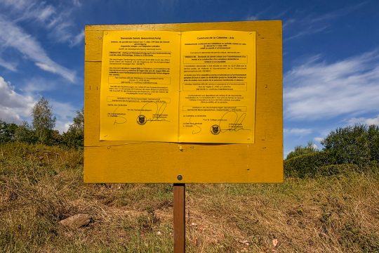 Das Schild mit der Bekanntmachung am Schlack