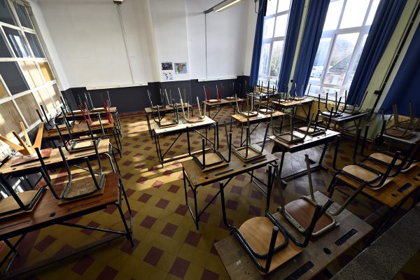 ein leeres Klassenzimmer, die Stühle sind hochgestellt
