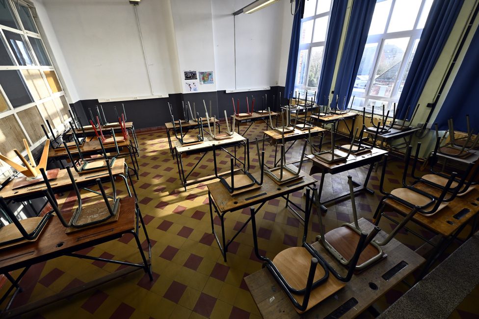 ein leeres Klassenzimmer, die Stühle sind hochgestellt