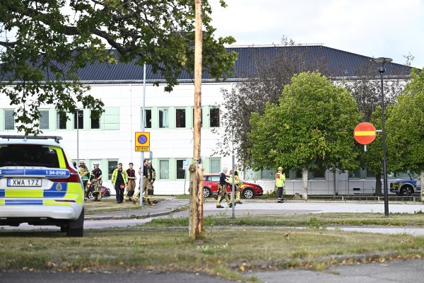 Einsatzkräfte vor der Schule in Fagersta