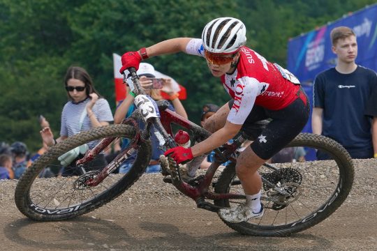 Mountainbikerin Sina Frei fährt ein Rennen