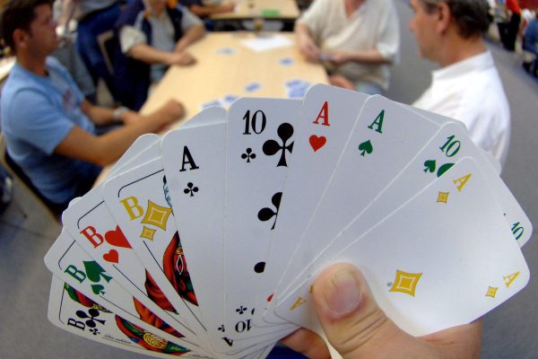 Karten in der Hand eines Skat-Spielers