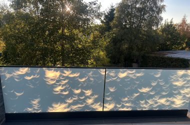 Auf dem Balkon von Freddy in Bütgenbach spiegelt sich die Sonnenfinsternis mehrfach im Glasgeländer zurück
