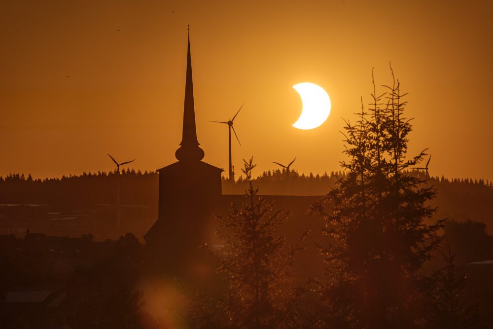 Sonnenfinsternis über dem Kirchturm St. Vith
