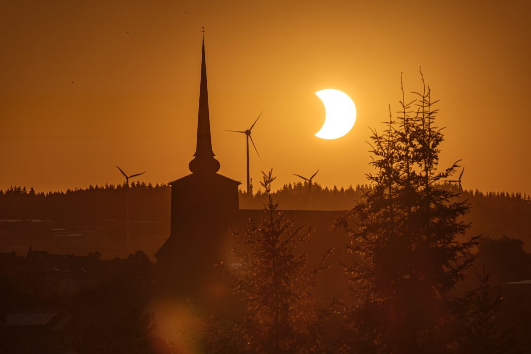 Sonnenfinsternis über dem Kirchturm St. Vith
