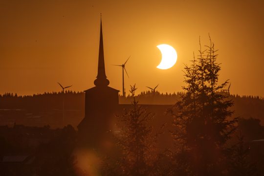 Sonnenfinsternis über dem Kirchturm St. Vith