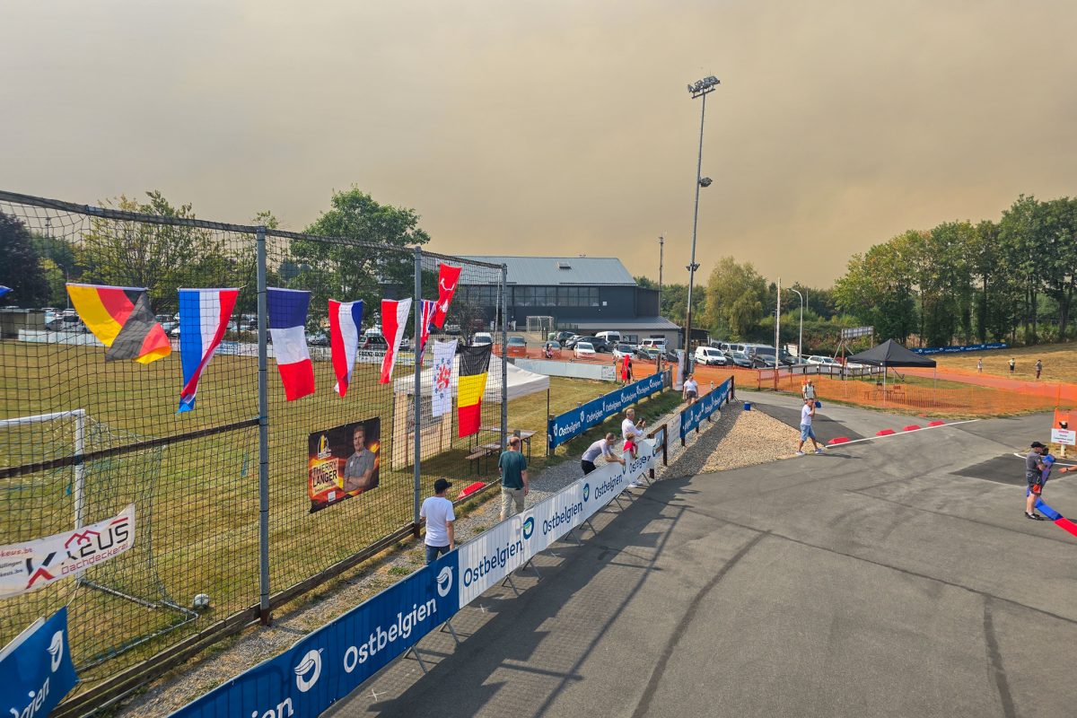 Leeres Gelände nach dem Abbruch des Sommer-Biathlons